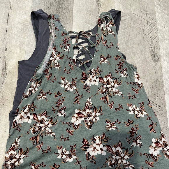 Bundle of 2 excellent condition tanks from American Eagle - Picture 3 of 4